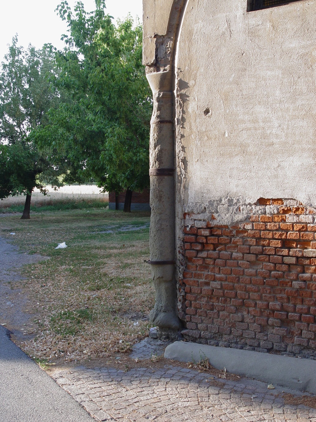 Colonna porticato murato