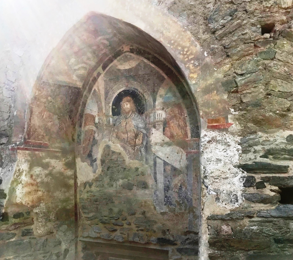 Abside gotica con affreschi