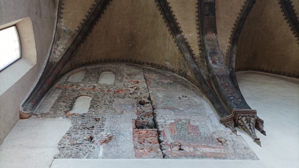 Base antico campanile e tracce di affreschi
