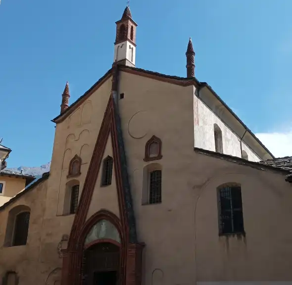 Facciata di chiesa gotica esempio di architettura gotica in Valle d'Aosta Collegiata di Sant'Orso ad Aosta