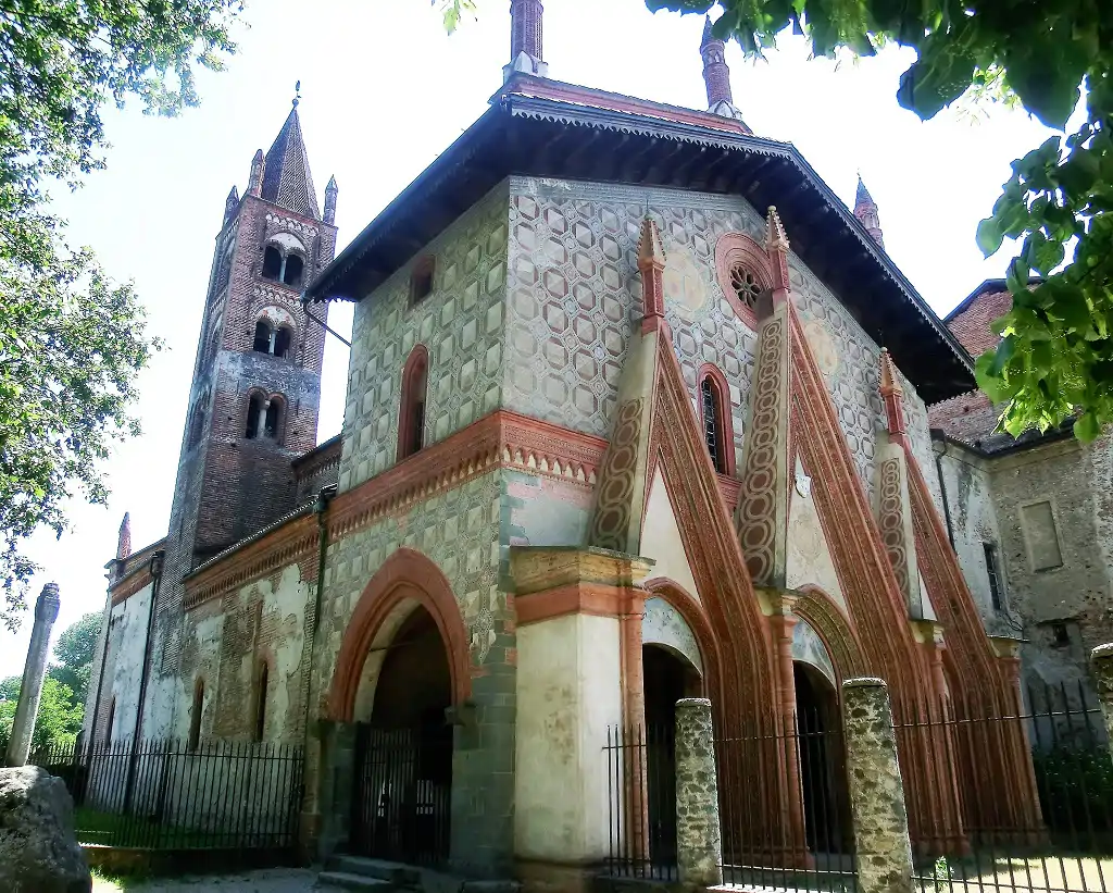 Facciata di chiesa gotica esempio di architettura gotica in Piemonte