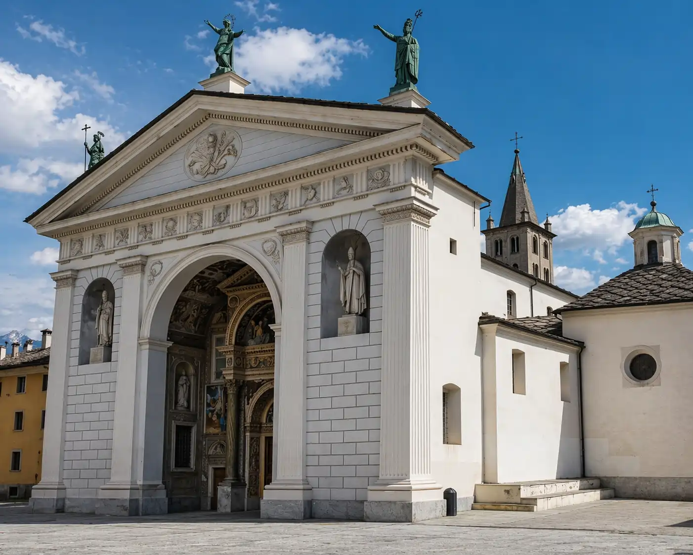 Facciata di chiesa rinascimentale esempio di architettura rinascimentale in Valle d'Aosta Cattedrale di Santa Maria Assunta e San Giovanni Battista - Aosta