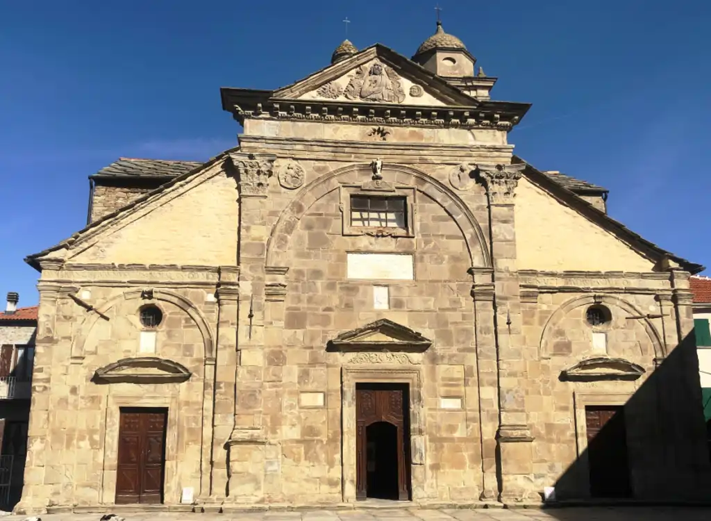Facciata di chiesa rinascimentale esempio di architettura rinascimentale in Piemonte