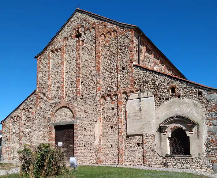 Facciata di chiesa gotica esempio di architettura gotica in Piemonte Basilica di San Michele ad Oleggio (NO)