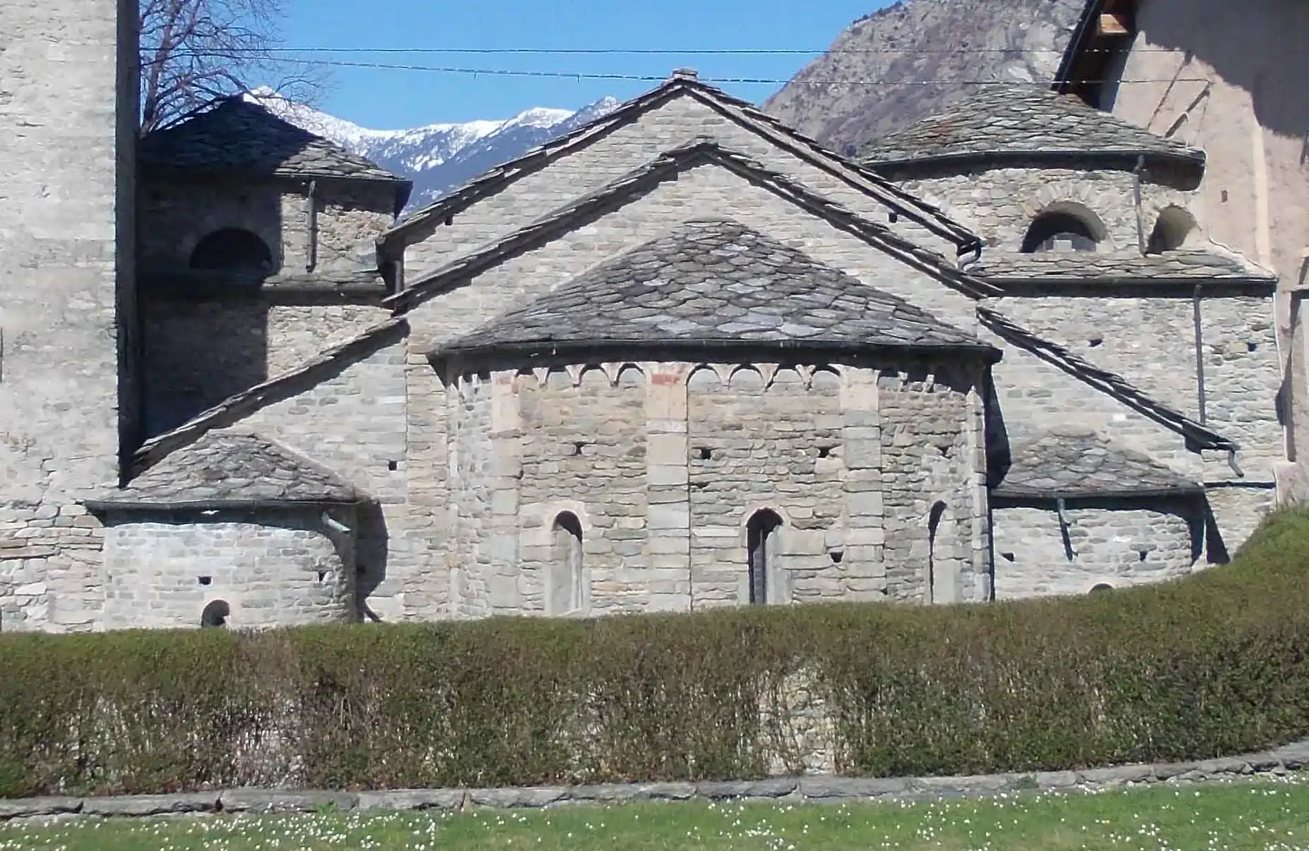 Facciata di chiesa gotica esempio di architettura gotica in Valle d'Aosta Absidi della Parrocchiale di San Martino ad Arnad (AO)