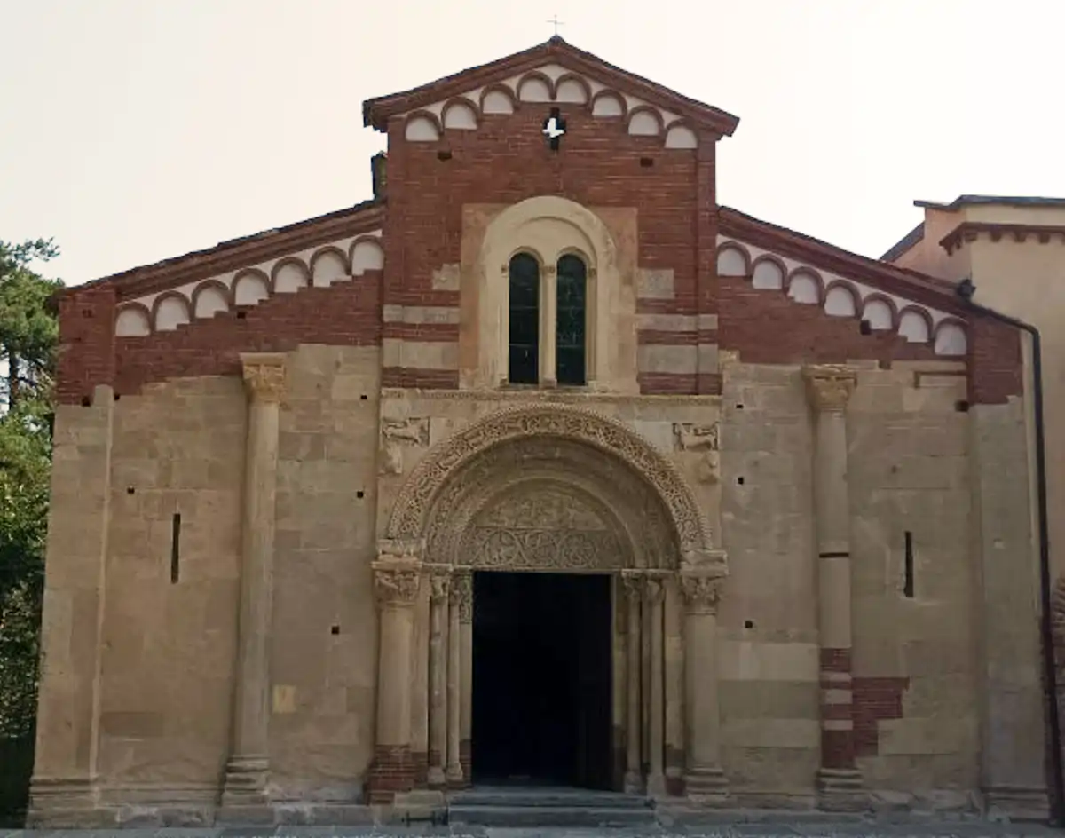 Facciata di chiesa romanica esempio di architettura romanica in Piemonte
