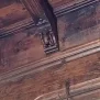 --Mensola in legno con figura simbolica scolpita