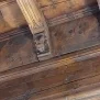 --Mensola in legno con figura simbolica scolpita