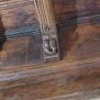 --Mensola in legno con figura simbolica scolpita