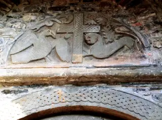 Scultura sopra lunetta - Parrocchiale di Santa Maria Assunta a Fabbrica Curone