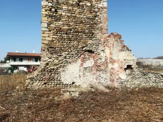 Ruderi - Resti della Cappella di San Pietro a Romagnano Sesia