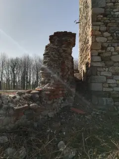 Ruderi - Resti della Cappella di San Pietro a Romagnano Sesia