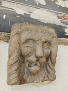 Mensola nel porticato delle cappelle - Parrocchiale della Beata Vergine Assunta a Mergozzo