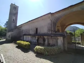 Fianco e campanile - Chiesa di Santa Maria della Natività e Sant'Anna a MergozzoFrazione Bracchio
