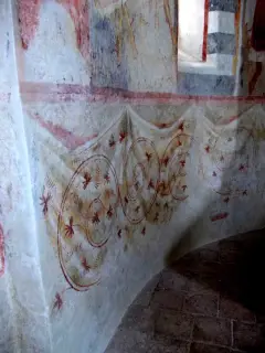 Deambulatorio, drappeggio alla base absidale, lato sinistro - Cappella di San Bernolfo a Mondovì