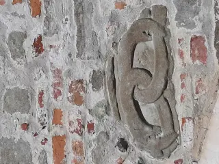 Uroboro inserito nel fianco - Cappella Cimiteriale di San Vittore a Montaldo Torinese