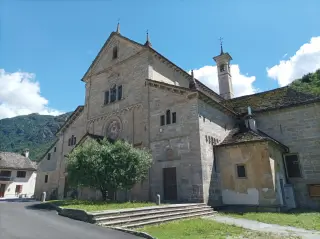 Facciata - Parrocchiale di Santa Maria Assunta a MontecresteseFrazione Chiesa