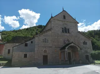 Facciata - Parrocchiale di Santa Maria Assunta a MontecresteseFrazione Chiesa