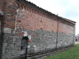Fianco sinistro - Chiesa Cimiteriale di San Pietro a Albugnano