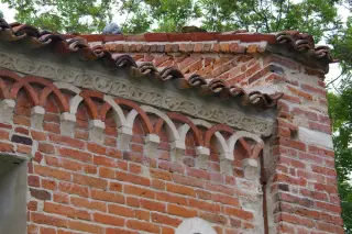 Fregio di coronamento e archetti pensili - Chiesa Cimiteriale di San Pietro a Albugnano