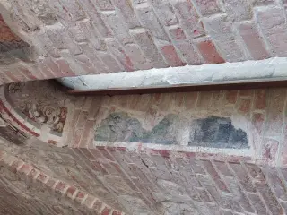 Monofora absidale con tracce di affreschi - Cappella di Sant'Andrea al Castello a Montiglio Monferrato