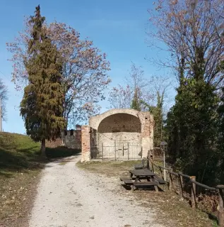 Vista - Ruderi della Cappella di San Rocco a Novello