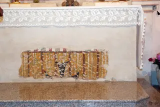Tracce di affresco sull'altare - Chiesa di Santa Maria Assunta di Caristo a BorgomaneroFrazione Santa Cristina