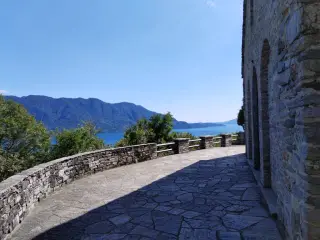 Facciata e vista sul lago - Oratorio di Sant'Agata a OggebbioFrazione Novaglio