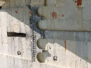 Fregio a dente di sega sul campanile - Chiesa di San Pietro (vecchio) a Olivola