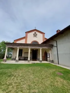 Facciata - Chiesa della Madonna dei Boschi a Vezza d'Alba