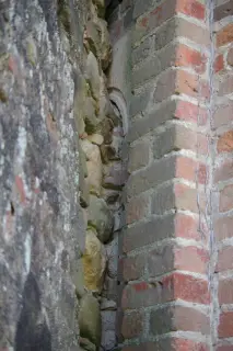 Monofora parzialmente coperta - Cappella del Romitorio o Santa Maria ad Castrum a Lauriano