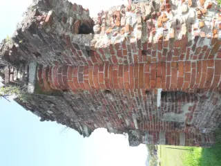 Semicolonna e capitello - Resti Della Pieve di San Giovanni di Dustria a Monteu Da PoFrazione San Giovanni