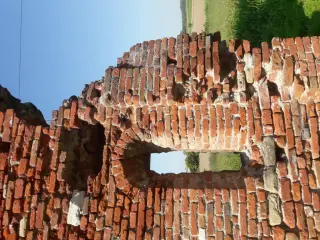 Monofora - Resti Della Pieve di San Giovanni di Dustria a Monteu Da PoFrazione San Giovanni