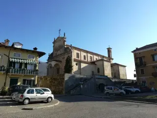 Facciata - Parrocchiale dei Santi Pietro e Lorenzo a Piverone
