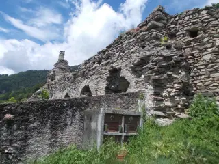Muro d'imposta dell'abside sud scomparsa - Resti Della Chiesa di San Martino a PerreroFrazione San Martino