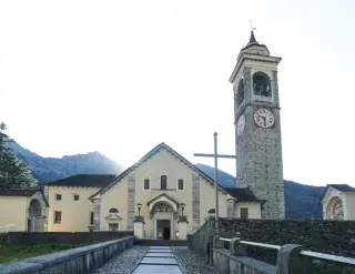 Facciata e campanile - Parrocchiale di San Michele a Premia