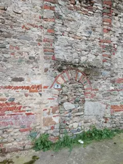 Porta cimiteriale tamponata - Chiesa di San Massimo a Revello