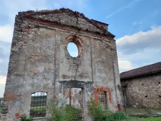 Facciata della chiesa diroccata - Chiesa di San Massimo a Revello
