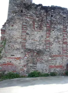 Probabile porta cimiteriale murata - Chiesa di San Massimo a Revello