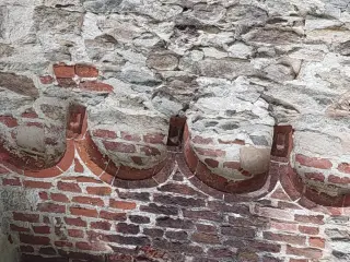 Antica facciata archetti pensili e peducci - Ex Convento di Santa Maria della Stella a Rifreddo