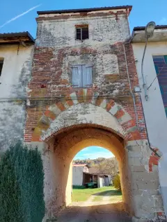 Porta di ingresso - Resti dell'Abbazia di Pogliola a MondovìFrazione Pogliola