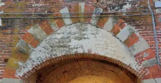 Porta di ingresso, dettaglio - Resti dell'Abbazia di Pogliola a MondovìFrazione Pogliola