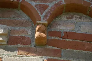 Abside peduccio antropomorfo - Chiesa Cimiteriale di Santa Maria Assunta o dei Morti a Marentino