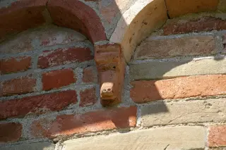 Abside peduccio zoomorfo - Chiesa Cimiteriale di Santa Maria Assunta o dei Morti a Marentino