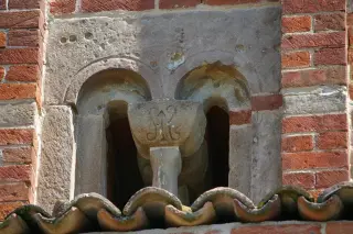 Bifora di facciata - Chiesa Cimiteriale di Santa Maria Assunta o dei Morti a Marentino