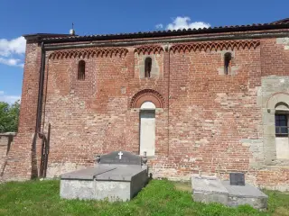 Fianco destro - Chiesa Cimiteriale di Santa Maria Assunta o dei Morti a Marentino