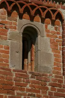 Monofora fianco destro - Chiesa Cimiteriale di Santa Maria Assunta o dei Morti a Marentino