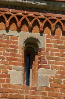 Monofora fianco destro - Chiesa Cimiteriale di Santa Maria Assunta o dei Morti a Marentino