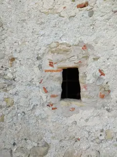 Monofora sul fianco - Cappella del Buon Gesù a San Michele Mondovì