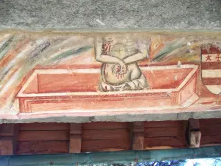 Cristo di Pietà parzialmente visibile sopra il portale laterale - Parrocchiale di San Martino a Arnad